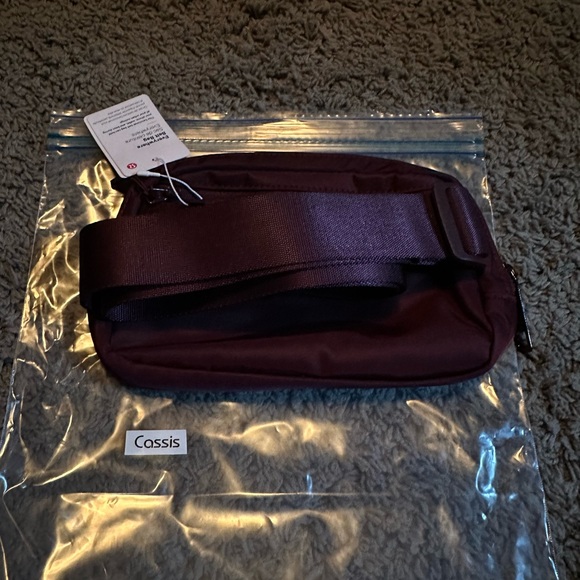 Lululemon Everywhere Belt Bag CASSIS - Picture 3 of 4